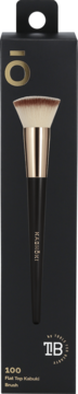 Kashōki Flat Top Kabuki Brush 100 w czarnym opakowaniu. Złote logo 'IO', pędzel, oraz małe logo 'TB'.