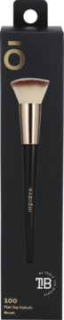 Kashōki Flat Top Kabuki Brush 100 w czarnym opakowaniu. Złote logo 'IO', pędzel, oraz małe logo 'TB'.
