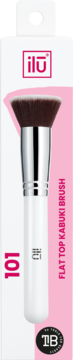 Ilu 101 Flat Top Kabuki Brush do podkładu, biała rączka, brązowe włosie taklon, w białym opakowaniu.