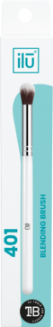 Ilū Blending Brush 401 w białym opakowaniu z turkusowymi elementami. Pędzel ma białą rączkę, srebrną skuwkę i ciemne włosie.