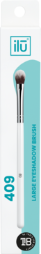 Ilu 409 Large Eyeshadow Brush w opakowaniu. Biały pędzel z puszystym włosiem na jasnoniebieskim tle. Widok z przodu.