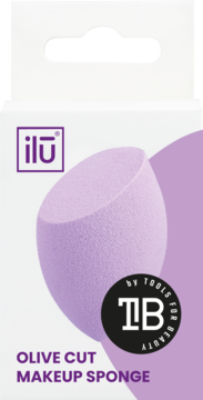 Ilū Olive Cut Makeup Sponge, jasnofioletowa, w białym kartonowym opakowaniu z logo marki, widok z przodu.