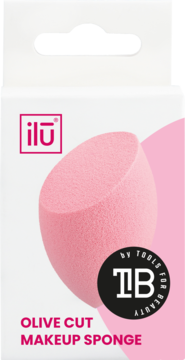 Różowa gąbka Ilū Olive Cut Makeup Sponge na białym opakowaniu z logo TB, widok z przodu.