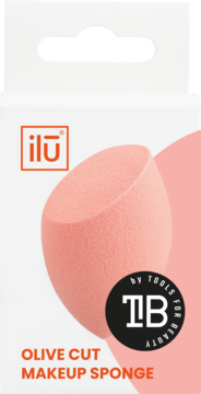 Ilū Olive Cut Makeup Sponge w brzoskwiniowym kolorze, w białym opakowaniu z logo, frontowe ujęcie.