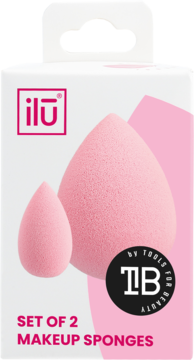 Białe pudełko ilū z dwoma różowymi gąbkami do makijażu, widok z przodu. Tekst: "SET OF 2 MAKEUP SPONGES".