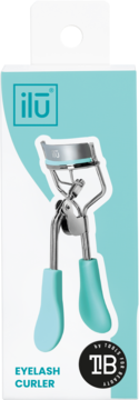 Eyelash curler Ilū w białym opakowaniu. Metalowa zalotka z turkusowymi uchwytami i gumową poduszeczką.