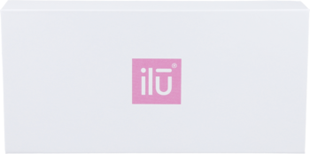 Białe, prostokątne opakowanie kosmetyków Ilū z centralnie umieszczonym, różowym logo "ilū".