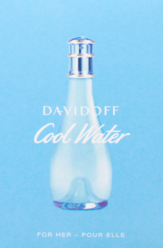 Frontalny widok perfum Davidoff Cool Water dla Niej, 30ml butelka, niebieski płyn, srebrna zakrętka, na jasnoniebieskim tle.