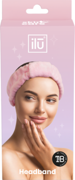 Różowa, miękka opaska kosmetyczna Ilū na modelce, widok z przodu opakowania z logo i napisem Headband.
