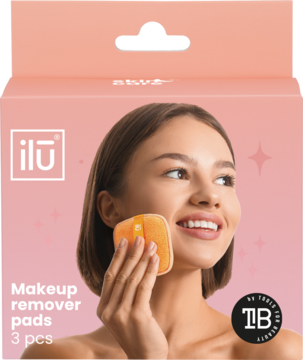 Kobieta używa pomarańczowego płatka ilū do demakijażu; różowe pudełko "Makeup remover pads 3 pcs" w tle.