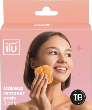 Kobieta używa pomarańczowego płatka ilū do demakijażu; różowe pudełko "Makeup remover pads 3 pcs" w tle.