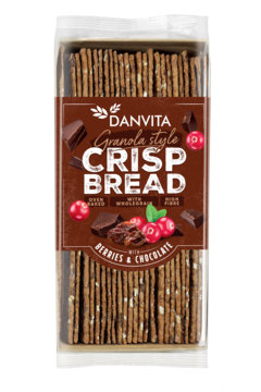 Opakowanie Danvita Granola Crisp Bread z widocznym, ciemnym pieczywem, kawałkami czekolady i czerwonymi jagodami.