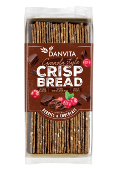 Opakowanie Danvita Granola Crisp Bread z widocznym, ciemnym pieczywem, kawałkami czekolady i czerwonymi jagodami.