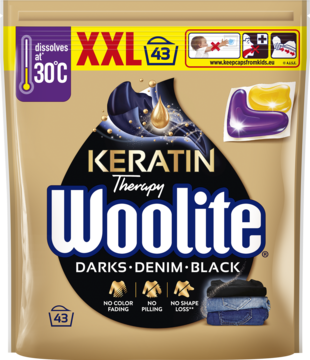 Woolite Keratin Therapy Darks Denim Black 43 kapsułki w brązowej torbie, chroniące kolory i kształt ciemnych ubrań, widok z przodu.
