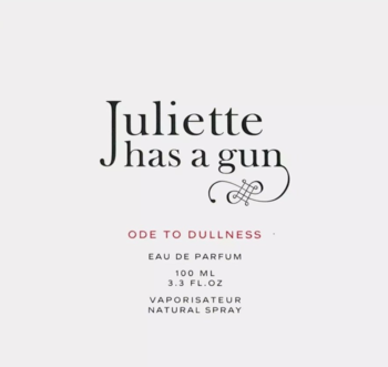 Etykieta perfum Juliette Has a Gun Ode to Dullness na białym tle, z czarnym logotypem i czerwonym napisem.