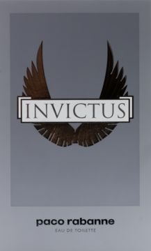 Srebrne, pionowe opakowanie Paco Rabanne Invictus EDT, z brązowymi skrzydłami i nazwą produktu, widok z przodu.