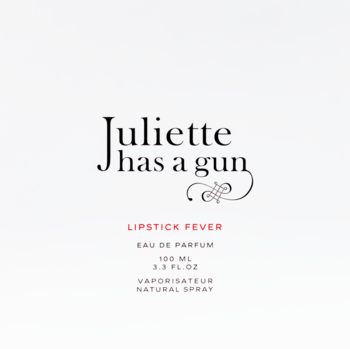 Etykieta perfum Juliette has a gun Lipstick Fever, 100ml, biała, z czarnym i czerwonym tekstem.