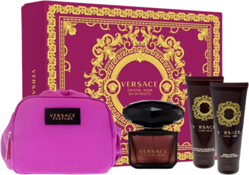 Zestaw Versace Crystal Noir dla kobiet: perfumy, balsam, żel i fuksjowa kosmetyczka z pudełkiem w tle.