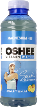 Butelka OSHEE Vitamin Water Magnez+B6 o smaku cytryny-pomarańczy, z niebieską etykietą i wizerunkiem Igi Świątek.