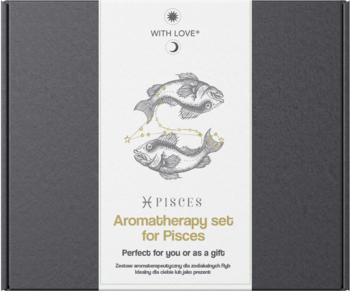 Ciemne pudełko z zestawem do aromaterapii With Love dla zodiakalnych Ryb, z białą etykietą i symbolem ryb.