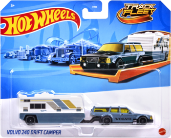 Hot Wheels Volvo 240 Drift Camper z przyczepą, ciemnoszare auto i biała kempingowa, w niebieskim opakowaniu.