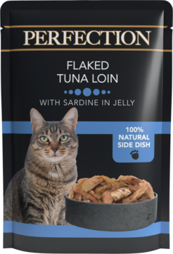 Ciemna saszetka Perfection Flaked Tuna Loin z sardynkami dla kota, z kotem i miską karmy, widok z przodu.