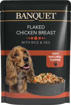 Czarna saszetka Banquet Flaked Chicken Breast z ryżem i warzywami, z miską, spanielem i tekstem 100% Natural Topper.