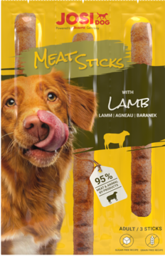 JosiDog Meat Sticks z jagnięciną, żółte opakowanie z wizerunkiem psa i trzema mięsnymi pałeczkami, widok z przodu.