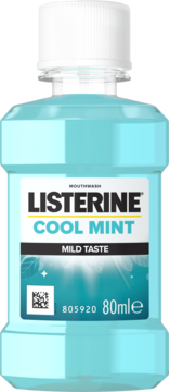 Listerine Cool Mint łagodny płyn do płukania ust, 80ml, jasnoniebieska butelka z białą nakrętką, frontalny widok.