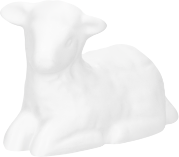 Biała, ceramiczna figurka leżącego baranka wielkanocnego, gładkie wykończenie. Widok z przodu, delikatne detale.