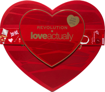 Czerwony, sercowy kalendarz adwentowy Revolution x Love Actually, z napisem i złotymi detalami, widok z przodu.