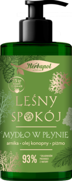 Mydło w płynie Herbapol Leśny Spokój, zielona butelka z pompką, etykieta z arniką, konopiami i piżmem.