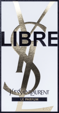 Pionowe, biało-złote opakowanie perfum YSL Libre Le Parfum. Duże, złote logo YSL, czarny napis Libre.