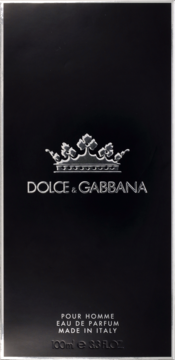 Czarny kartonik męskiej wody perfumowanej K by Dolce & Gabbana, ze srebrną koroną i nazwą marki. Widok z przodu.