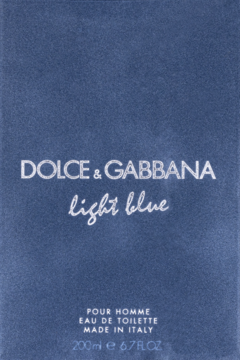 Pionowe, matowe, niebieskie pudełko Dolce & Gabbana Light Blue Pour Homme, 200ml, srebrne napisy, widok z przodu.