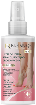 Biotaniqe Ultra Delikatny Spray Złuszczający Zrogowacenia, biała butelka z aplikatorem, front, stopy na etykiecie.