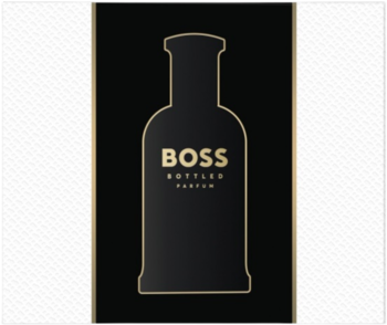 Czarna butelka perfum Boss Bottled Parfum ze złotym logo, widok z przodu na biało-złotym tle.