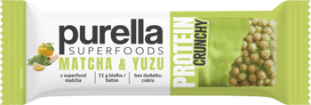 Purella Protein Crunchy baton matcha-yuzu w jasnozielonym opakowaniu z owocami i teksturą chrupek, widok z przodu.