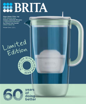 Limitowany szklany dzbanek filtrujący Brita 2.5L, przezroczysty, z miętową pokrywką i podstawą, widok z boku.