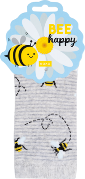 Jasnoszare skarpetki w latające pszczoły z kropkowanymi śladami, z metką 'BEE happy' na niebieskiej stokrotce.