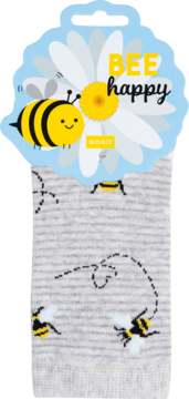 Jasnoszare skarpetki w latające pszczoły z kropkowanymi śladami, z metką 'BEE happy' na niebieskiej stokrotce.
