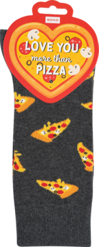 Szare skarpetki SOXO w pizzę z serem, pieczarkami i pepperoni, z czerwoną zawieszką ‘LOVE YOU more than PIZZA’.