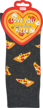 Szare skarpetki SOXO w pizzę z serem, pieczarkami i pepperoni, z czerwoną zawieszką ‘LOVE YOU more than PIZZA’.