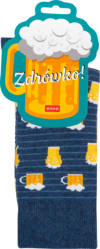 Śmieszne skarpetki w piwa, granatowe z żółtymi kuflami, z tekturową zawieszką 'Zdrówko!' w kształcie kufla.