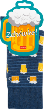 Śmieszne skarpetki w piwa, granatowe z żółtymi kuflami, z tekturową zawieszką 'Zdrówko!' w kształcie kufla.