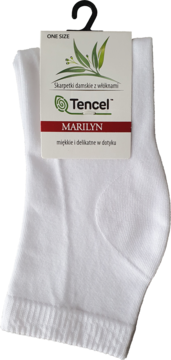 Białe damskie skarpetki Marilyn Tencel, miękkie w dotyku, z etykietą i czarnym wieszakiem, widok z przodu.