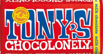 Tony's Chocolonely mleczna czekolada, czerwone opakowanie z niebieskim napisem, widok z przodu.