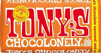 Tony's Chocolonely mleczna czekolada, karmel i sól morska. Pomarańczowe opakowanie z czerwonym logo, zbliżenie.