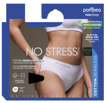 Białe, bawełniane majtki Pompea 'No Stress' seamless regular waist na modelce. Opakowanie produktu z logo.