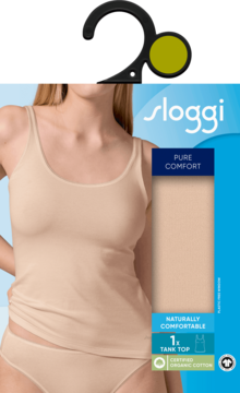Beżowy top Sloggi Pure Comfort z organicznej bawełny z dekoltem U na modelce, obok opakowanie.